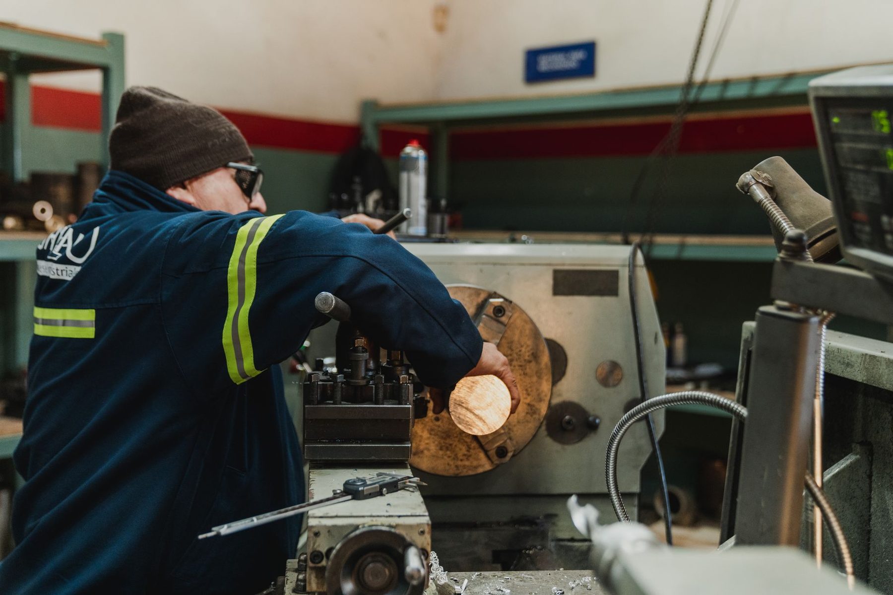 Machiniste au tour à métaux dans l'atelier Usinage Egan, Vallée-de-la-Gatineau
