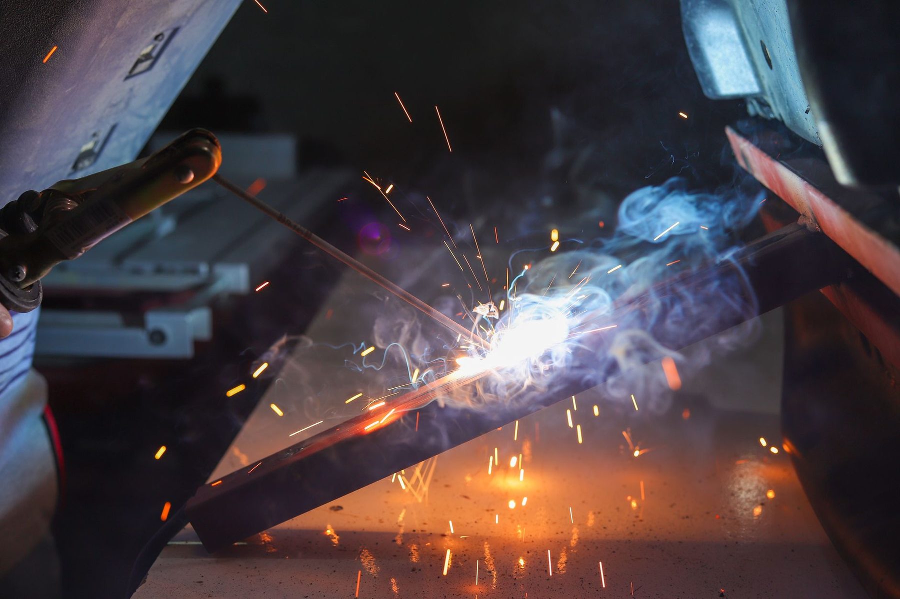 Soudure sur une pièce d'acier à l'atelier Usinage Egan